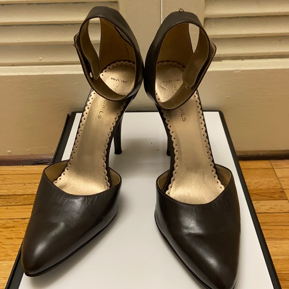 Max Azrua BCBG GIRLS ankle clasps Pumps